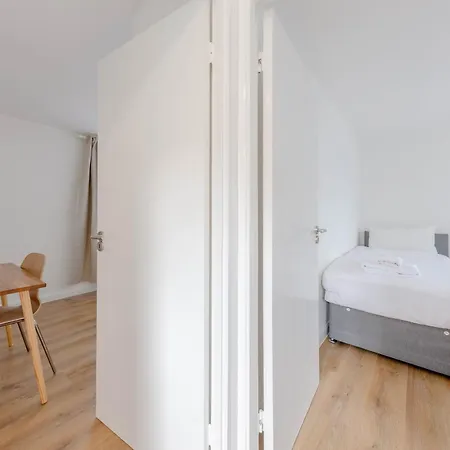 2bd East Sleeps 7!