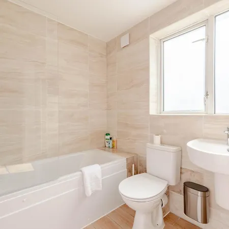 Apartment 2bd East Sleeps 7!