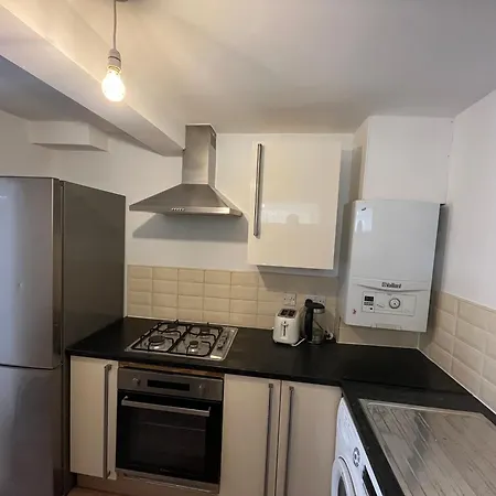 Apartment 2bd East Sleeps 7! London