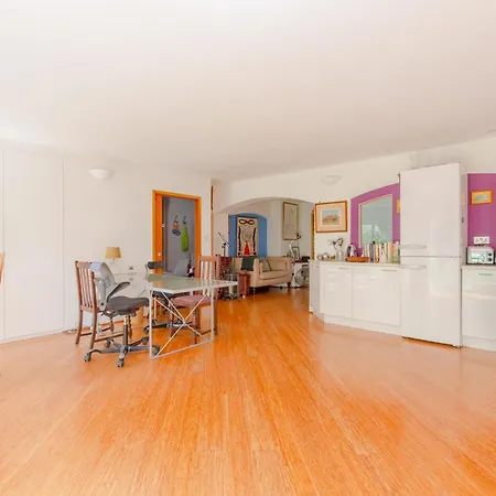 Apartment Vibrant 2bd Flat - Near Bridge London