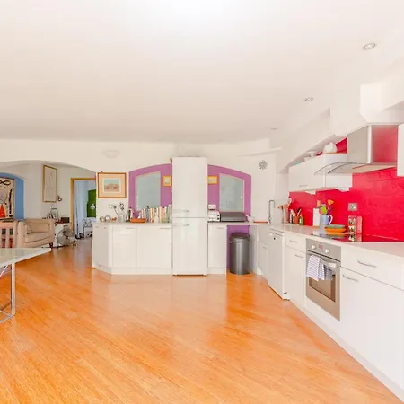 Apartment Vibrant 2bd Flat - Near Bridge