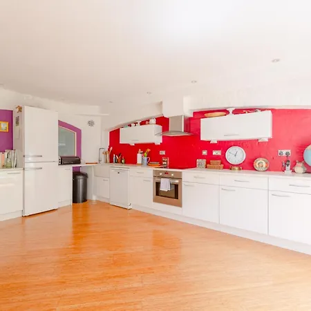 Vibrant 2bd Flat - Near Bridge Apartment *