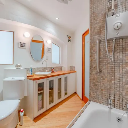 Vibrant 2bd Flat - Near Bridge London