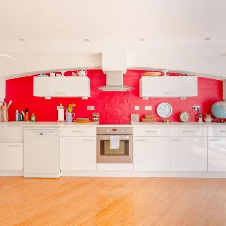Vibrant 2bd Flat - Near Bridge Apartment