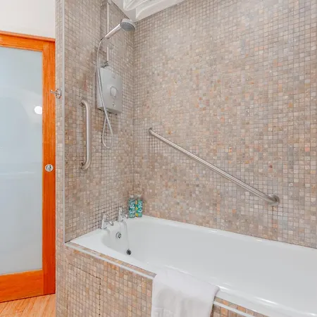Apartment Vibrant 2bd Flat - Near Bridge