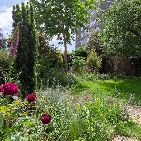 Apartment Vibrant 2bd Flat - Near Bridge London