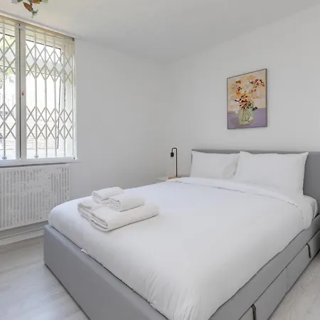 Spacious & Welcoming 4bd House - Kennington Apartment