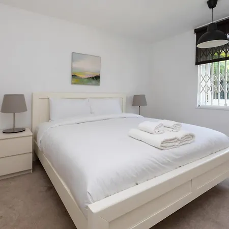 Spacious & Welcoming 4bd House - Kennington Apartment