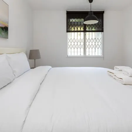 Spacious & Welcoming 4bd House - Kennington *