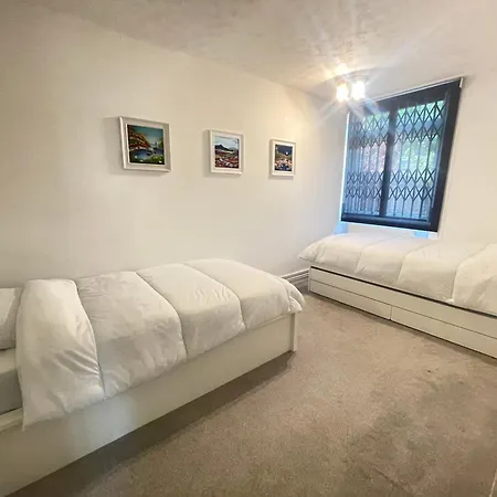 Spacious & Welcoming 4bd House - Kennington *