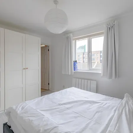 Apartment 2bd Flat With Views Of Canary Wharf - Rotherhithe *