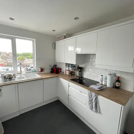 Apartment 2bd Flat With Views Of Canary Wharf - Rotherhithe *