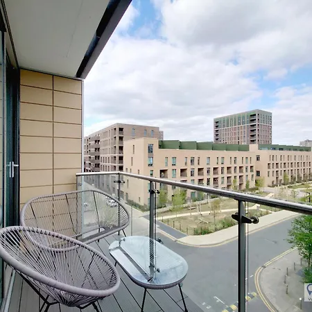 Free Parking - Serviced Two Bed London Docklands Apartment *