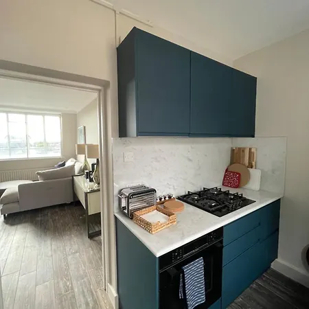 Beautifully Decorated 1bd Oasis - Earl's Court! London