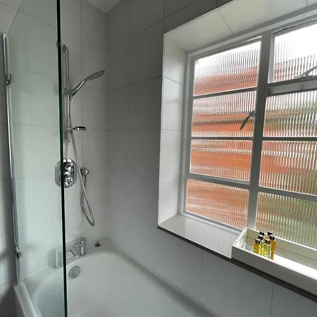 Beautifully Decorated 1bd Oasis - Earl's Court! London