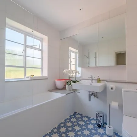 Beautifully Decorated 1bd Oasis - Earl's Court!