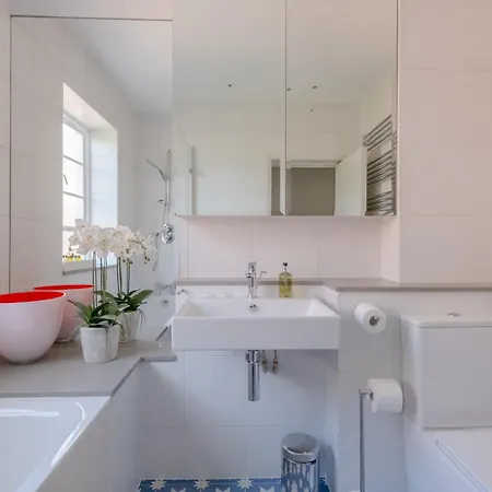 Apartment Beautifully Decorated 1bd Oasis - Earl's Court! London