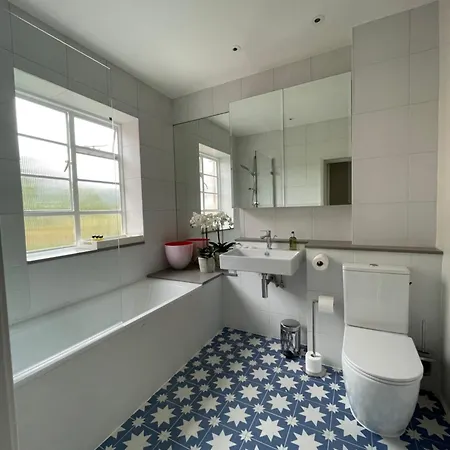 Apartment Beautifully Decorated 1bd Oasis - Earl's Court! London
