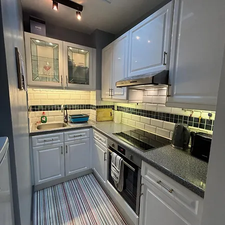 Quaint & Cosy 1 Bedroom Flat - Kensington Olympia! *