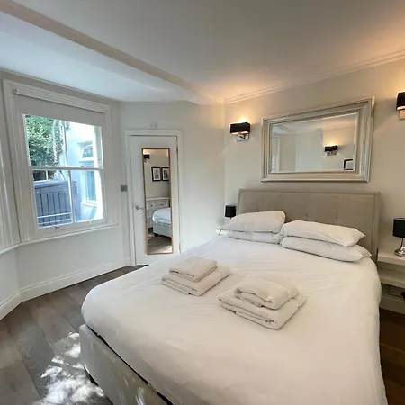 Apartment Gorgeous 2bd Flat With Patio - South Kensington! London