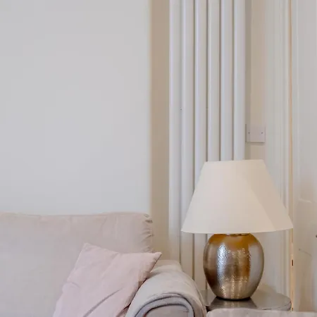 Gorgeous 2bd Flat With Patio - South Kensington!
