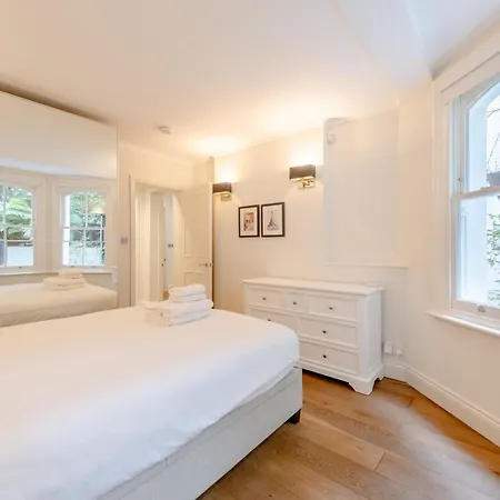 Apartment Gorgeous 2bd Flat With Patio - South Kensington! London