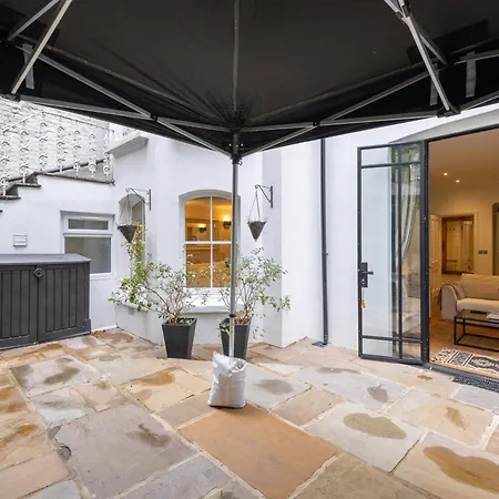 Gorgeous 2bd Flat With Patio - South Kensington! *