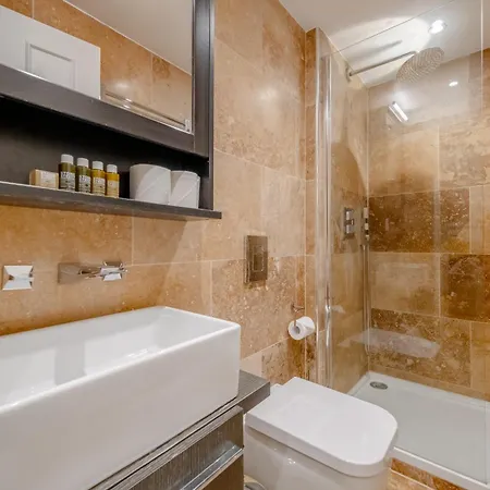 Gorgeous 2bd Flat With Patio - South Kensington! London