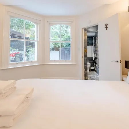 Apartment Gorgeous 2bd Flat With Patio - South Kensington!