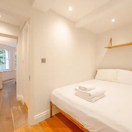 Gorgeous 2bd Flat With Patio - South Kensington! Apartment *