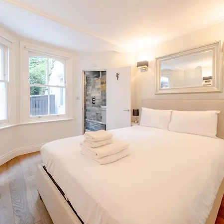 Apartment Gorgeous 2bd Flat With Patio - South Kensington! London