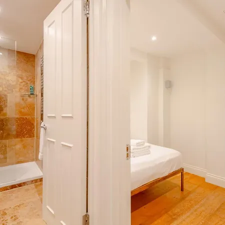 Gorgeous 2bd Flat With Patio - South Kensington!