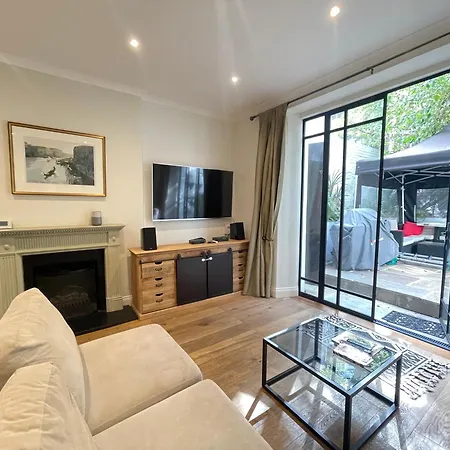 Gorgeous 2bd Flat With Patio - South Kensington! Apartment