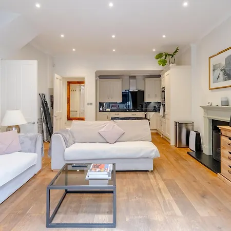 Apartment Gorgeous 2bd Flat With Patio - South Kensington!