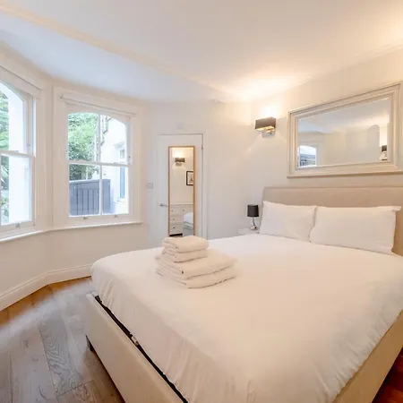 Apartment Gorgeous 2bd Flat With Patio - South Kensington! London
