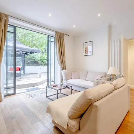 Gorgeous 2bd Flat With Patio - South Kensington! London