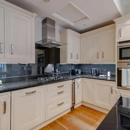 Gorgeous 2bd Flat With Patio - South Kensington!