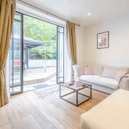 Gorgeous 2bd Flat With Patio - South Kensington! Apartment *