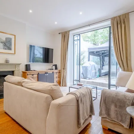 Gorgeous 2bd Flat With Patio - South Kensington! Apartment London