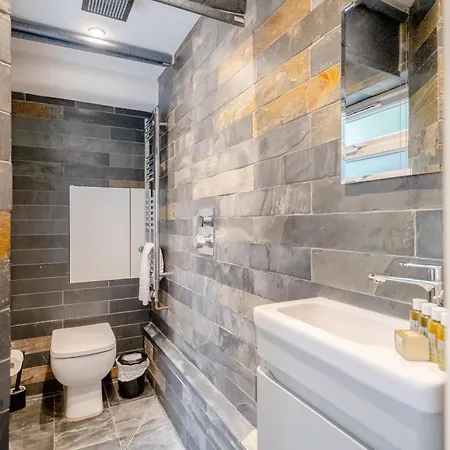 Gorgeous 2bd Flat With Patio - South Kensington! *