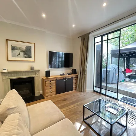 Gorgeous 2bd Flat With Patio - South Kensington! London