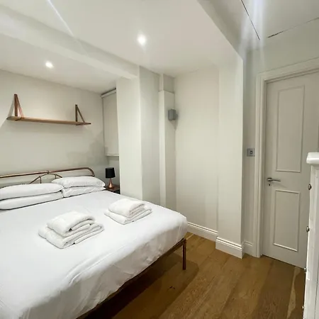 Gorgeous 2bd Flat With Patio - South Kensington! Apartment