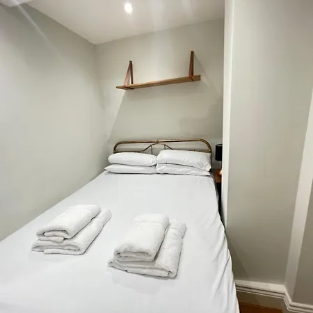 Apartment Gorgeous 2bd Flat With Patio - South Kensington!