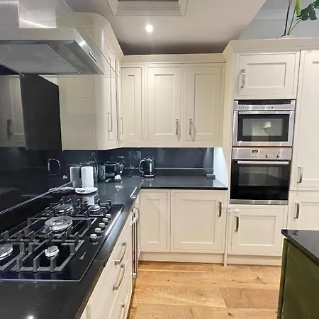 Gorgeous 2bd Flat With Patio - South Kensington! Apartment London