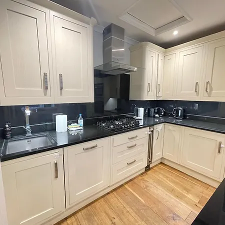 Apartment Gorgeous 2bd Flat With Patio - South Kensington! London