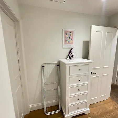 Gorgeous 2bd Flat With Patio - South Kensington! London