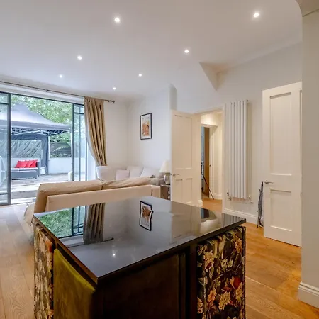 Apartment Gorgeous 2bd Flat With Patio - South Kensington! London