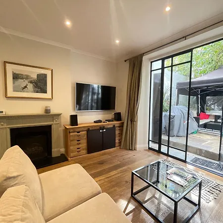 Gorgeous 2bd Flat With Patio - South Kensington! Apartment London