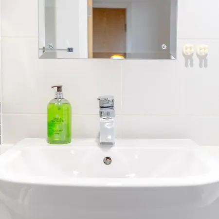Apartment & Modern 1bd Flat With Balcony Hackney! London