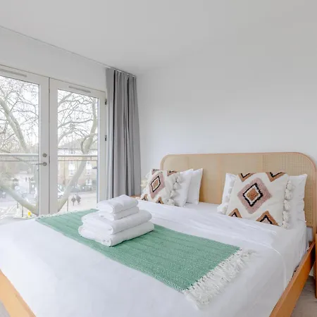 & Modern 1bd Flat With Balcony Hackney! * London